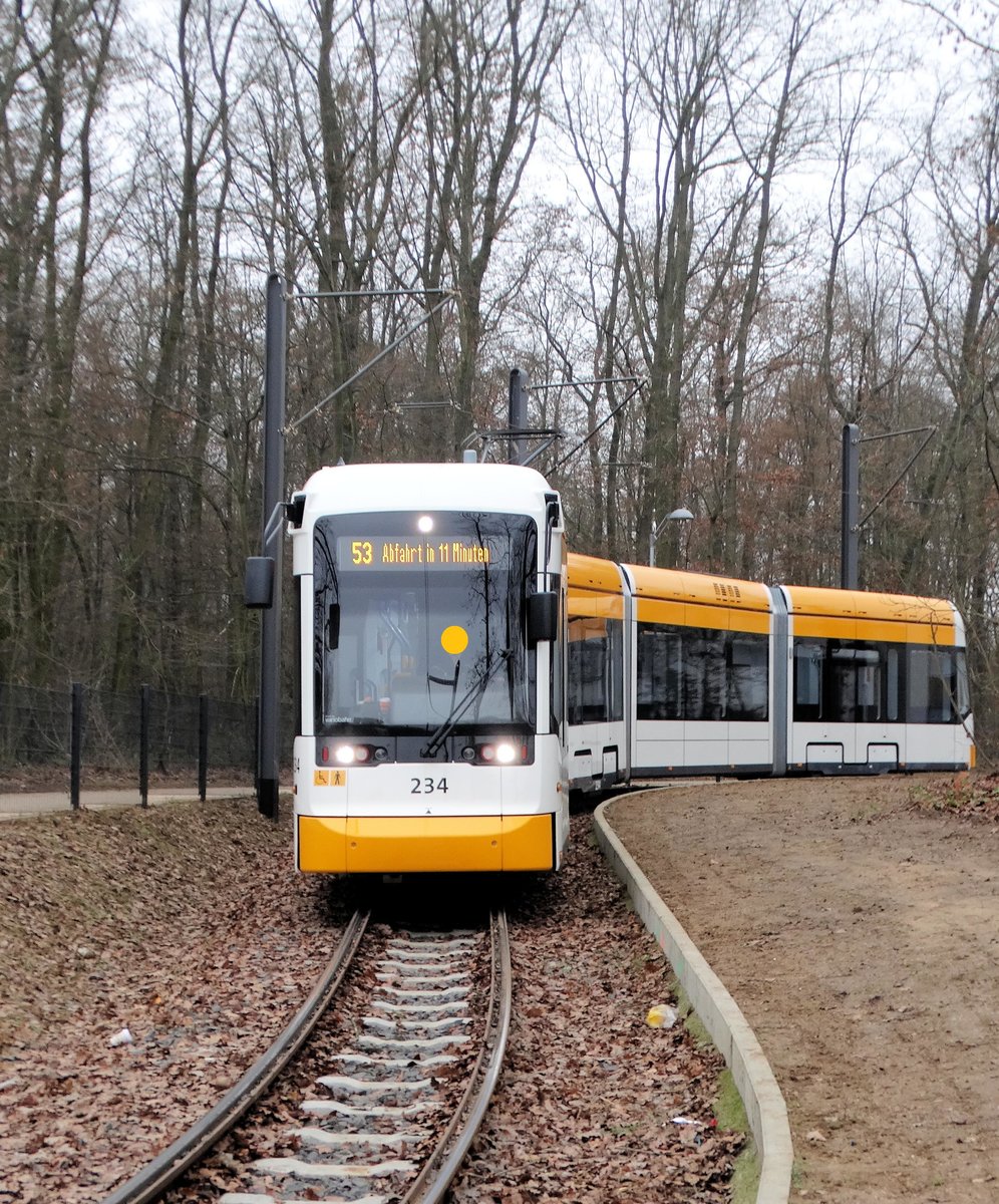 MVG Stadler Variobahn Wagen 234 am 17.12.16 in Mainz Lerchenberg von einen Gehweg aus fotografiert an einen Bahnübergang