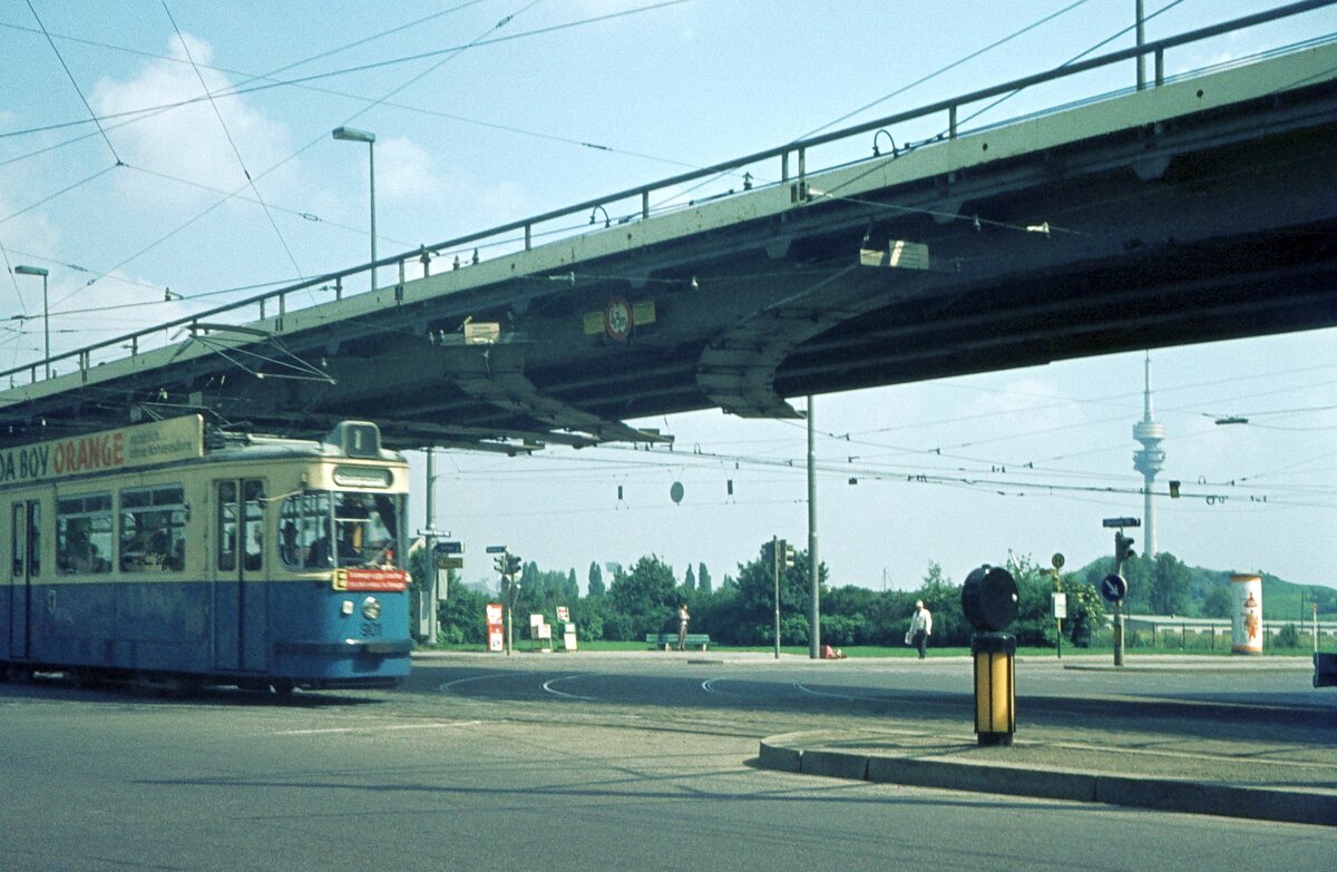 MVG__Linie 1_[901] mit Fernsehturm__25-06-1972