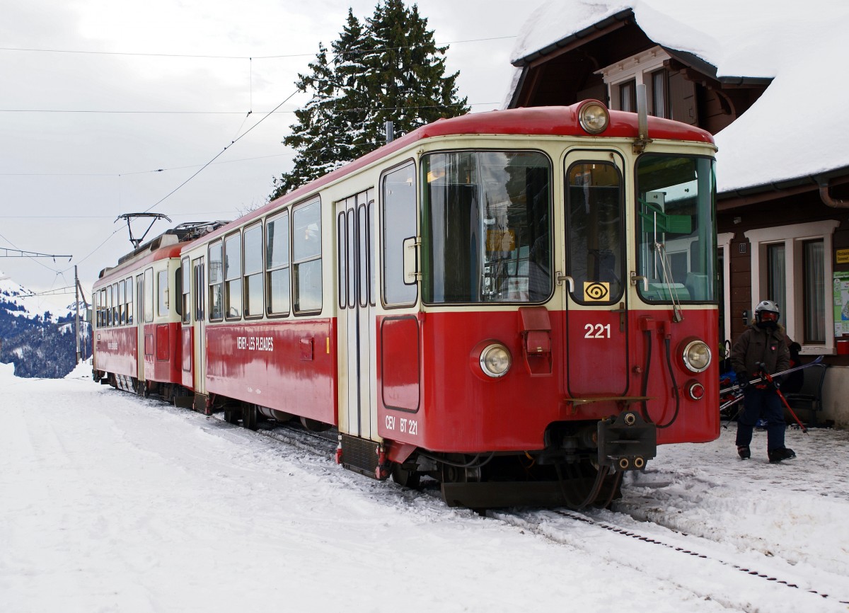 MVR/CEV: Am 14. Dezember 2008 konnte der Bt 221 noch im planmässigen Dienst fotogafiert werden. Inzwischen wartet er in Vevey sein weiteres Schicksal ab. Die schönen dunkelroten Fahrzeuge prägen bereits seit dem Jahre 1970 das Bild der CEV. Die Aufnahme ist auf der Endstation Les Pléiades (1365 m ü.M.) entstanden.
Foto: Walter Ruetsch 