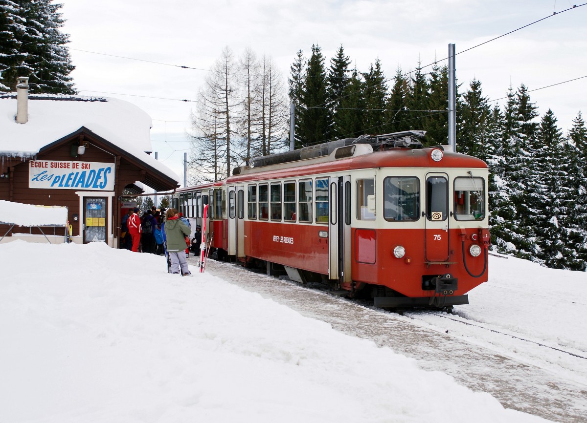 MVR/CEV: Pendelzug bestehend aus dem BDeh 2/4 75 (1983) und dem Bt 221 (1970) auf der Endstation Les Pléiades (1365 m ü.M.) am 14. Dezember 2008, kurz vor der Abfahrt nach Vevey.
Foto: Walter Ruetsch