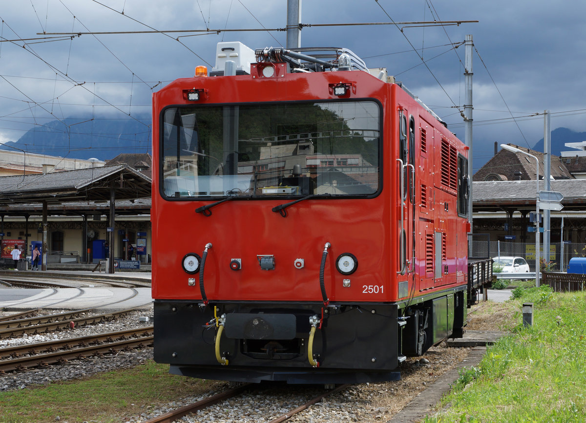 MVR/CEV: Seit der Inbetriebnahme der neuen ABeh 2/6 SURF-FLOTTE stehen mehrere Fahrzeuge der ältern Generationen  ARBEITSLOS  auf den Abstellgeleisen in Vevey.
Eine willkommene Abwechslung zu den alten Fahrzeugen brachte am 19. Juni 2016 auf dem Bahnhofplatz Vevey neben den SURF-Triebzügen im Plandienst die neue HGem 2/2 2501.
Foto: Walter Ruetsch 
