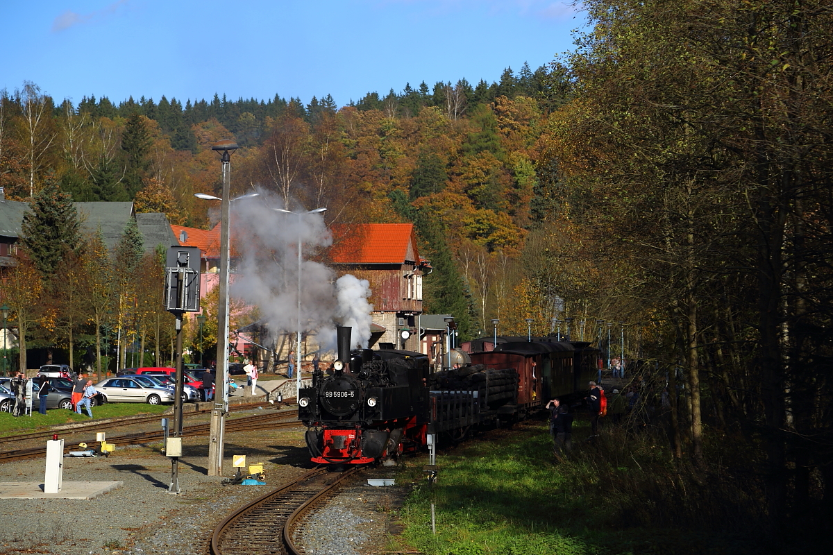 Nach Absolvieren einer Doppelausfahrt mit Planzug P8965 ist 99 5906 am 19.10.2014 mit ihrem IG HSB-Sonder-PmG wieder in den Bahnhof Alexisbad zurückgekehrt, wo gleich die nächste Rangieraufgabe ansteht. Der Zug muß mit dem bereits im Bahnhof stehenden zweiten Sonderzug vereinigt werden. Danach wird 99 5906 sich als Vorspann-Lok an die Spitze des dann doch beträchtlich langen Zuges setzen, wo sich bereits 99 6001 als Zuglok befindet. Mit Doppeltraktion geht es dann zurück zum Ausgangsbahnhof der Fahrt, Gernrode.