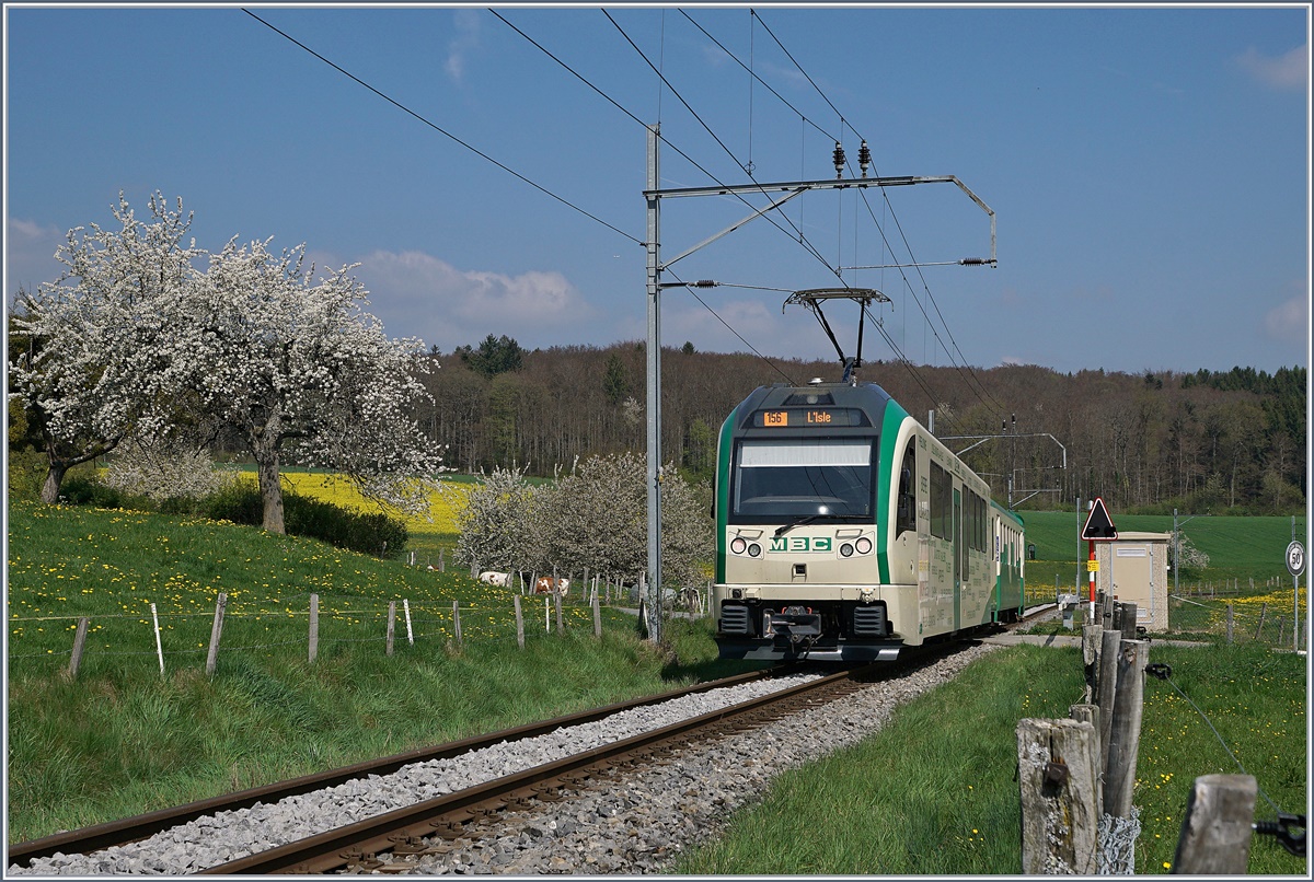 Nach bereits vier Minuten kommt der Be 4/4 35 mit seinem Bt 54 nun als Zug 426 nach L'Isle von Apples zurück; da die Rückleistung ab l'Isle erst um 13.12 stattfindt, verkehrt der Zug wieder als  normaler  Regionalzug mit Halt auf allen Station und leitet vom Halbstunden-Takt zum Zwistunden-Takt über.
11. April 2017