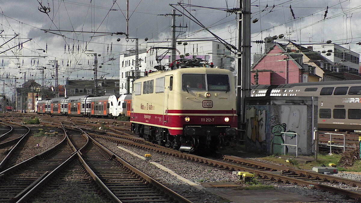 Nach dem erfolgreich absolviertem Dienst am AKE-Rheingold macht sich 111 212-7 am Abend des 09.04.2022 auf den Weg von Köln Bbf über Köln Hbf auf die andere Rheinseite.