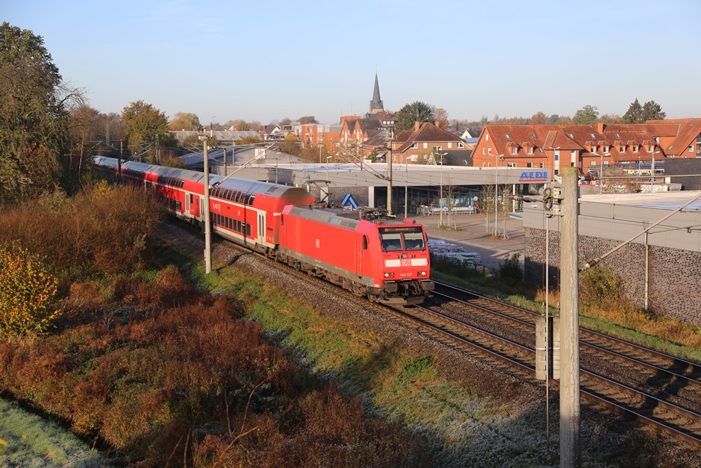 Nach dem letzten Halt in Hasbergen fährt hier 146113 am 3.11.2024 um 09.09 Uhr mit dem RE 2 weiter zum Endbahnhof Osnabrück.