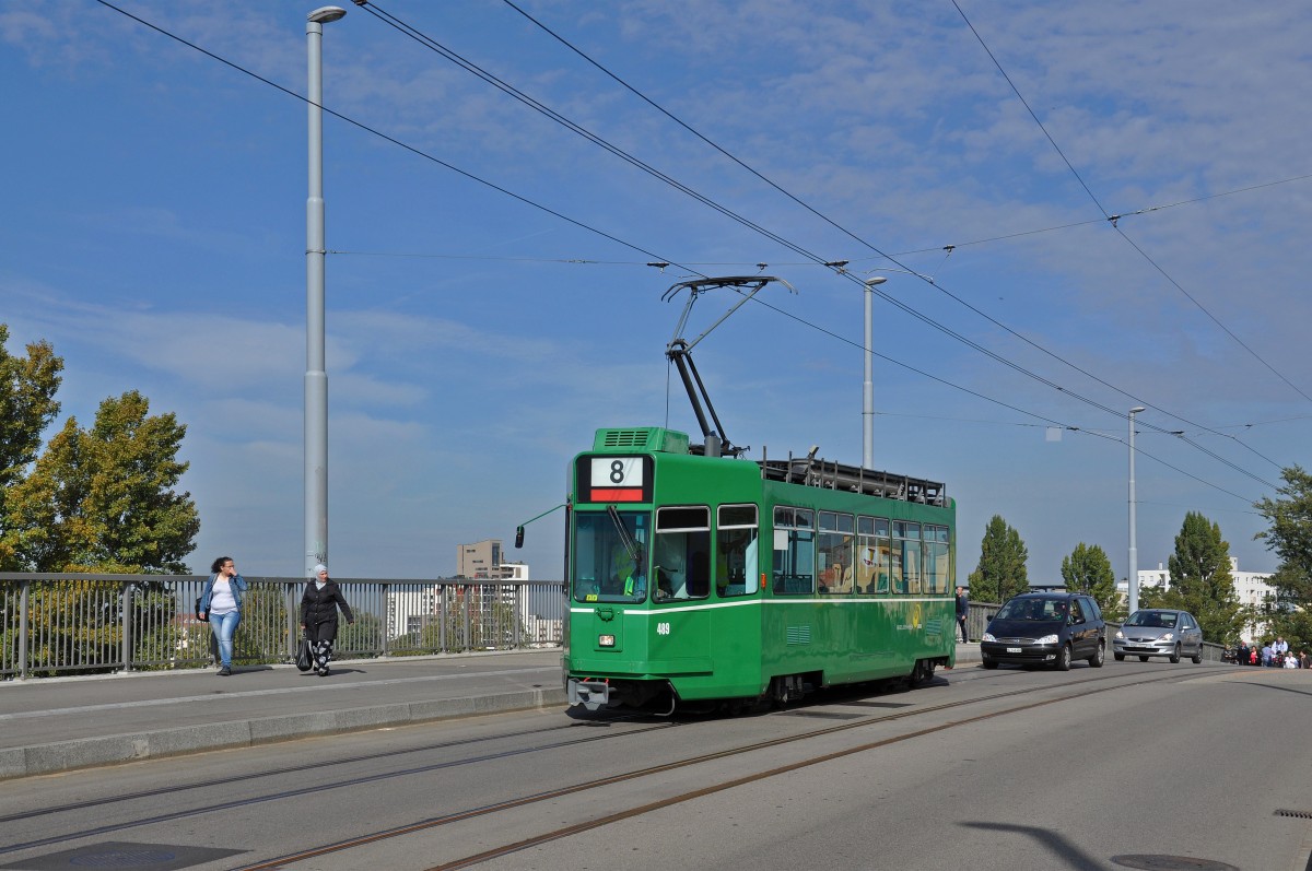 Nach dem Zoll steigt die Hiltalingerstrasse ziemlich steil an. Hier ist der Be 4/4 489 auf der Kuppe angekommen und fährt zur jetzigen Endstation der Linie 8 in Kleinhüningen. Die Aufnahme stammt vom 29.09.2014.