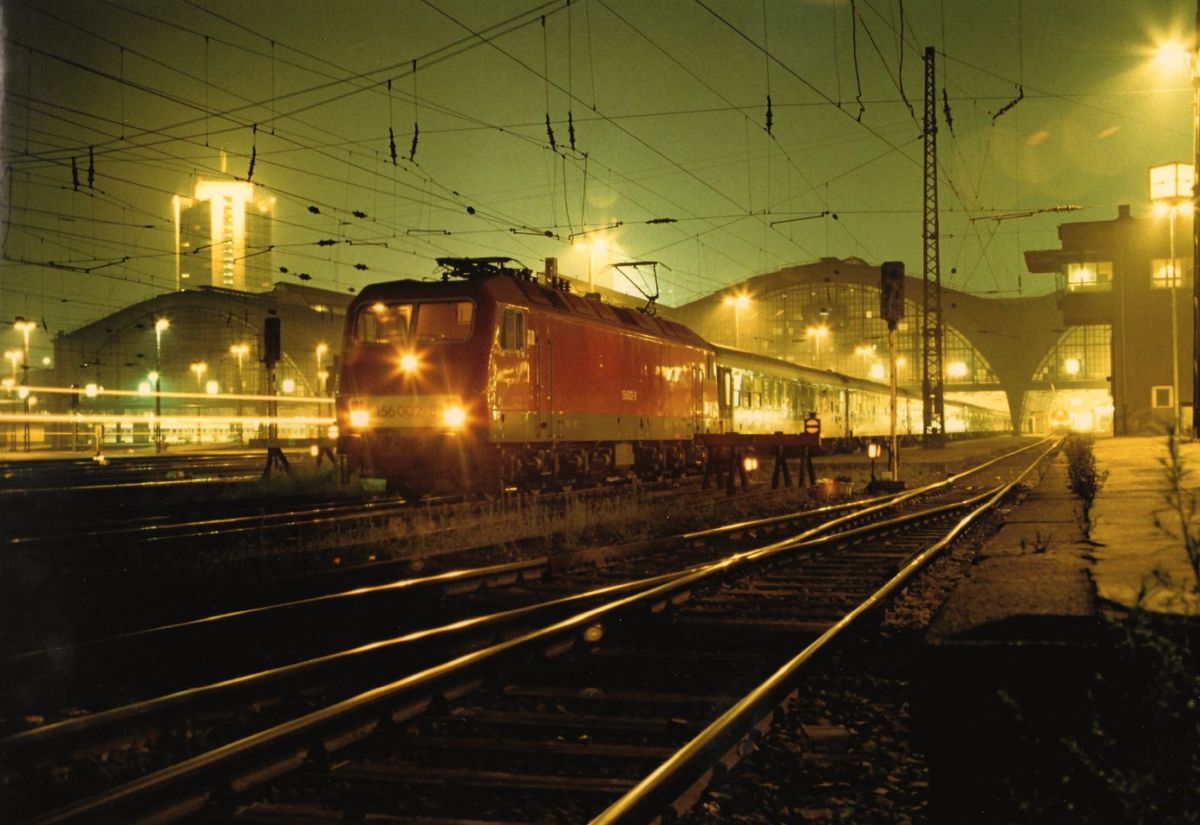 Nach einem erfolreichen Fototag auf der Schmalspurstrecke ( Oschatz-Mügeln ) noch ein Foto bevor man den Nachtschnellzug nach Stuttgart nimmt , noch diese Aufnahme in Leipzig Hbf.     156 002-8 mit EC 56 von Dresden nach Paris 25.September 1992 