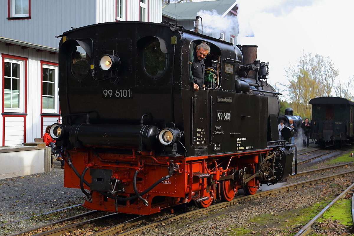 Nach erfolgter Bekohlung ist jetzt 99 6101 am 18.10.2014 auf Rangierfahrt im Bahnhof Hasselfelde, um ihren IG HSB-Sonderzug für die Rückfahrt nach Quedlinburg zu übernehmen.