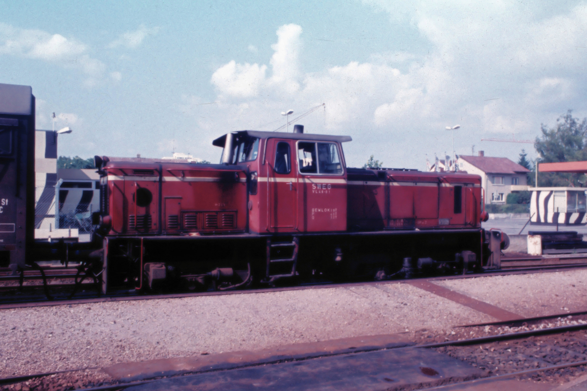 Nach ihrer Umspurung von 750 mm auf Normalspur verkehrte die ex DB 252 902 bei der SWEG in Endingen am Kaierstuhl, aufgenommen am 01.07.1981.