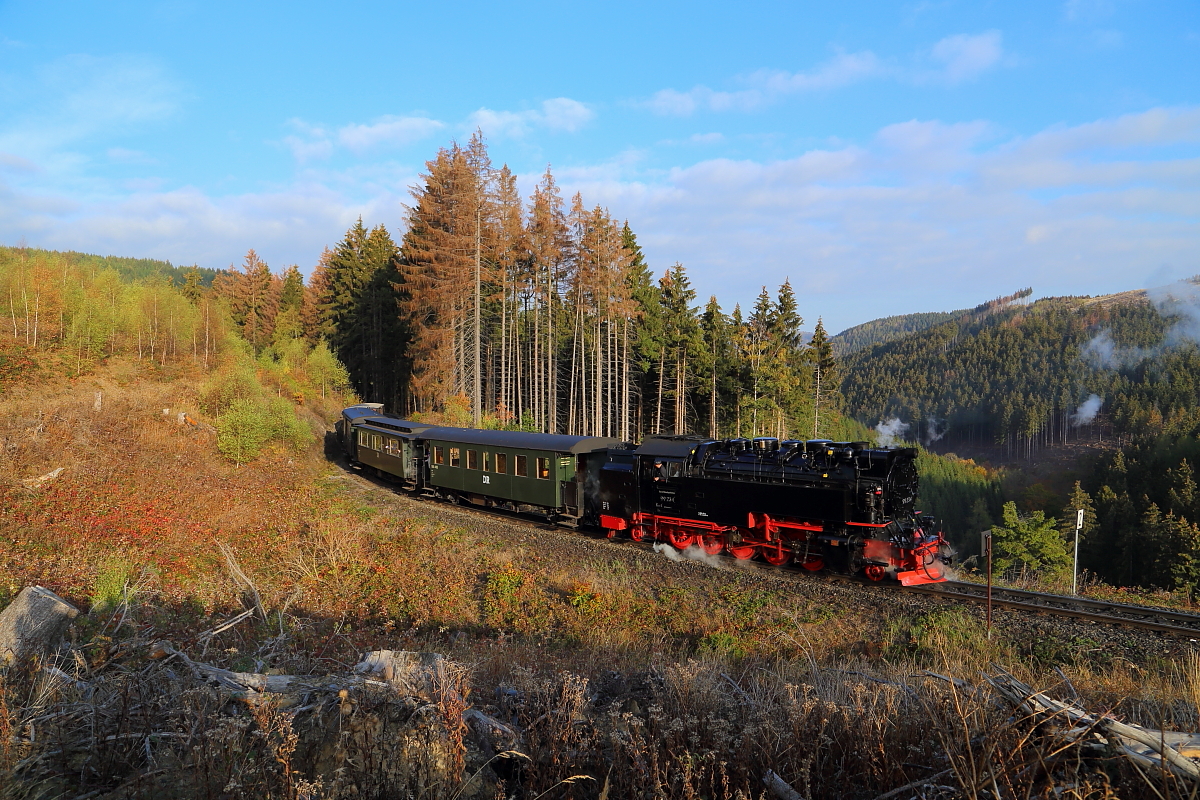 Nachdem die Fotografen ausgestiegen sind, drückt 99 234 am 20.10.2018 an der Windbruchstelle Drängetal, zur Vorbereitung einer Scheinanfahrt, ihren IG HSB-Sonderzug jetzt in die dunklen Gefilde des Harzwaldes zurück.