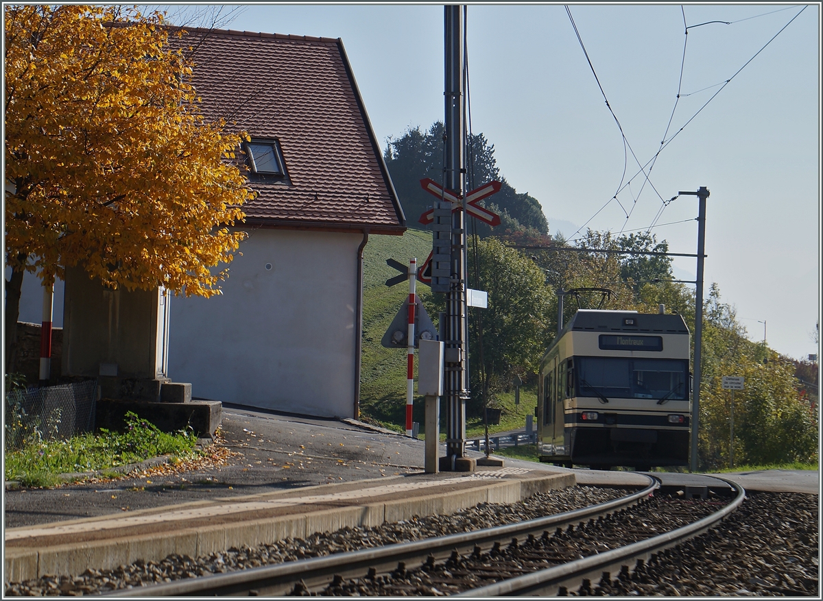 Nachdem ich nun witterungsbedingt in en letzten Tagen fleissig zwischen Winter und Sommer hin und her gependelt bin, ist es höchste Zeit sich um den Herbst zu kümmern, auch wenn ich dazu noch auf Bilder vom letzen Jahr zurückgreifen muss: 
Ein CEV MVR GTW  /6 erreicht als Regionalzug von Montreux nach Fontanivent den Halt Planchamp.
23. Okt. 2015