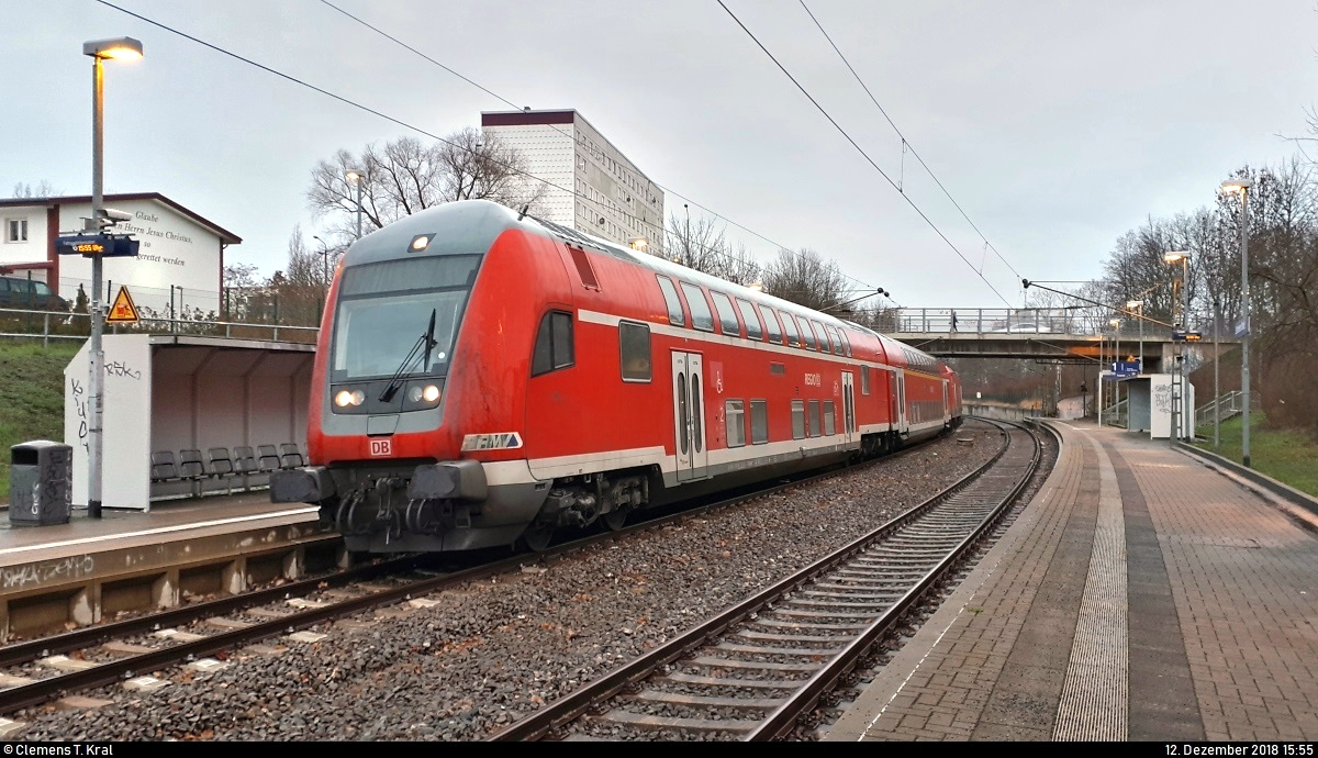 Nachdem über etliche Jahre Doppelstockwagen verschiedenster Bauarten auf der S7 der S-Bahn Mitteldeutschland zum Einsatz kamen, folgten Anfang April 2018 Bombardier Talent 2. Doch deren Zeit währte nicht lange, denn seit Anfang Dezember sind hier erneut unterschiedliche Doppelstock-Züge mit Loks der Baureihe 143 unterwegs.
Nachfolgende Wagen inkl. Lok waren bis zum Fahrplanwechsel auf der RB75 Aschaffenburg–Wiesbaden unterwegs. Dass sie sehr schnell in andere Gebiete umzogen, zeigt u.a. dieses Bild:
https://www.bahnbilder.de/bild/deutschland~e-loks~br-143/1139961/ein-tag-nach-dem-letzten-einsatz.html
Handy-Aufnahme von DBpbzfa 763.0 mit Schublok 143 076 von DB Regio Mitte als S 37747 (S7) von Halle-Nietleben nach Halle(Saale)Hbf Gl. 13a, die im Hp Halle Zscherbener Straße auf der Bahnstrecke Merseburg–Halle-Nietleben (KBS 588) steht.
[12.12.2018 | 15:55 Uhr]