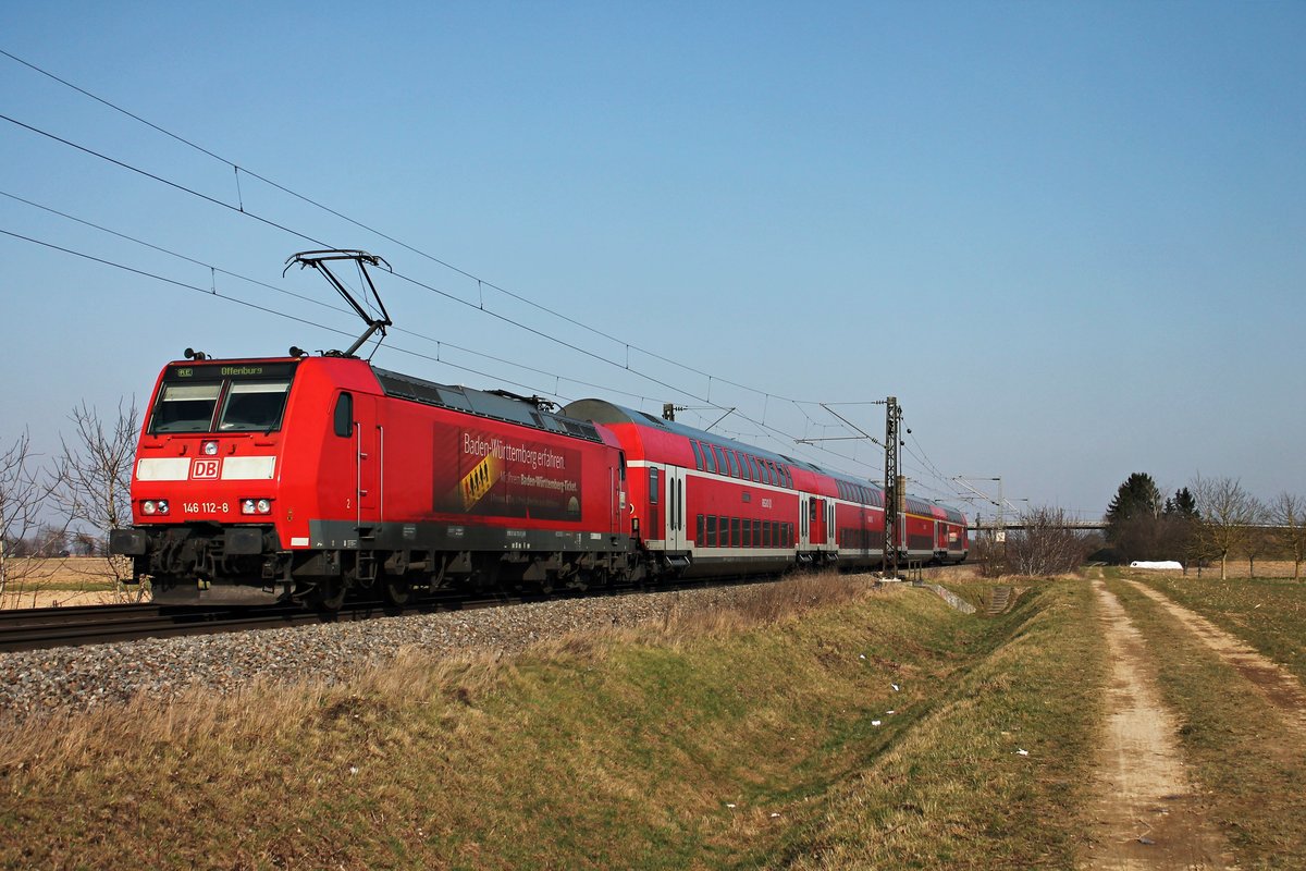 Nachschuss auf 146 112-8  Baden Württemberg erfahren  am 07.02.2015, als sie einen RE (Basel Bad Bf - Offenburg ) bei Hügelheim ihrem nächsten Zwischenhalt in Heitersheim entgegen schob.