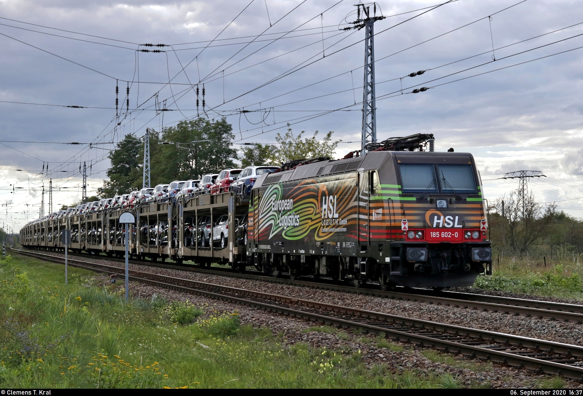 Nachschuss auf 185 602-0, die am Schluss eines Autotransportzugs (BLG Logistics Group AG & Co. KG) mit 185 599-8 angehängt ist und in Teutschenthal, Alte Ziegelei, Richtung Sangerhausen fährt.

🧰 Beacon Rail Leasing Limited (BRLL), vermietet an die HSL Logistik GmbH (HSL)
🚩 Bahnstrecke Halle–Hann. Münden (KBS 590)
🕓 6.9.2020 | 16:37 Uhr