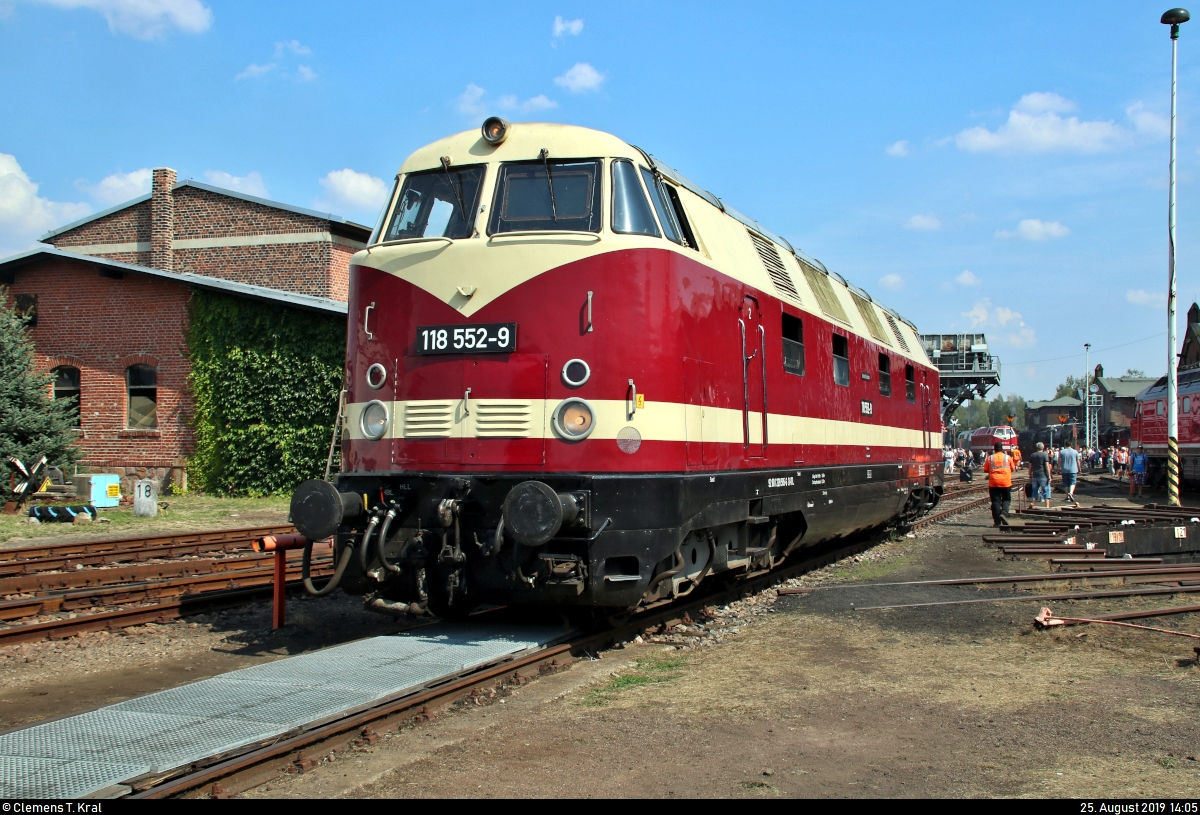 Nachschuss auf 228 585-6 (118 552-9 | DR V 180 052) der ITL Eisenbahngesellschaft mbH (ITL), die, zur Vorbereitung der Lokparade, anlässlich des 28. Heizhausfests in Richtung des östlichen Ringlokschuppens des Sächsischen Eisenbahnmuseum Chemnitz-Hilbersdorf (SEM) rangiert.
[25.8.2019 | 14:05 Uhr]