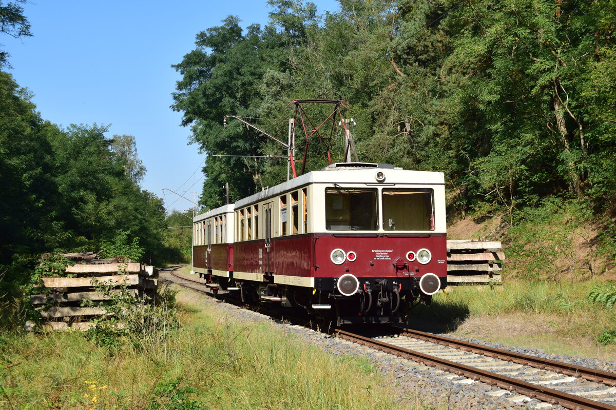 Nachschuss auf 279 003 und 279 004 kurz vor Buckow am Bahnübergang Dahmsdorfer Weg. Der Zug erreicht in Kürze Buckow.

Buckow 22.09.2024