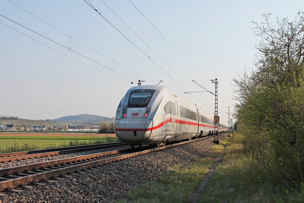 Nachschuss auf 412 045 (9045/5812 045-3), als dieser am Abend des 10.04.2020 als ICE 1177 (Hamburg Altona - Basel Bad Bf) nördlich von Hügelheim durchs Rheintal in Richtung Schweiz fuhr.