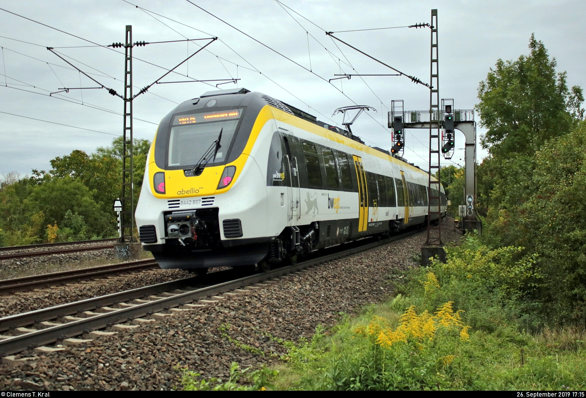 Nachschuss auf 8442 807 und 8442 310 (Bombardier Talent 2) der Abellio Rail Baden-Württemberg GmbH als verspätete RB 19527 (RB17a) von Pforzheim Hbf bzw. RB 19627 (RB17c) von Bruchsal nach Stuttgart Hbf, die in Asperg auf der Bahnstrecke Stuttgart–Würzburg (Frankenbahn | KBS 780) fahren.
[26.9.2019 | 17:15 Uhr]
