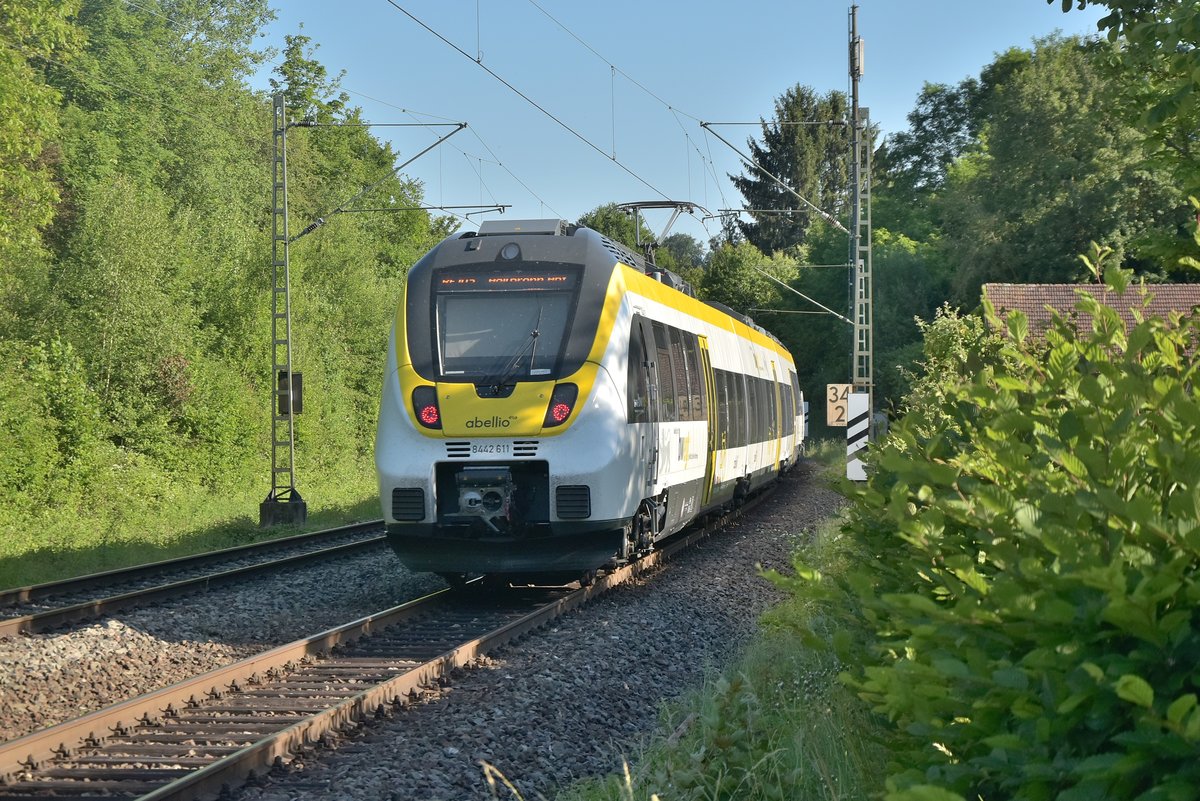 Nachschuß auf den Abellio 8442 611 der als RE10a heute Abend durch Neckargerach auf dem Weg nach Heilbronn von mir abgelichtet wurde. Pfingstmontag 2020