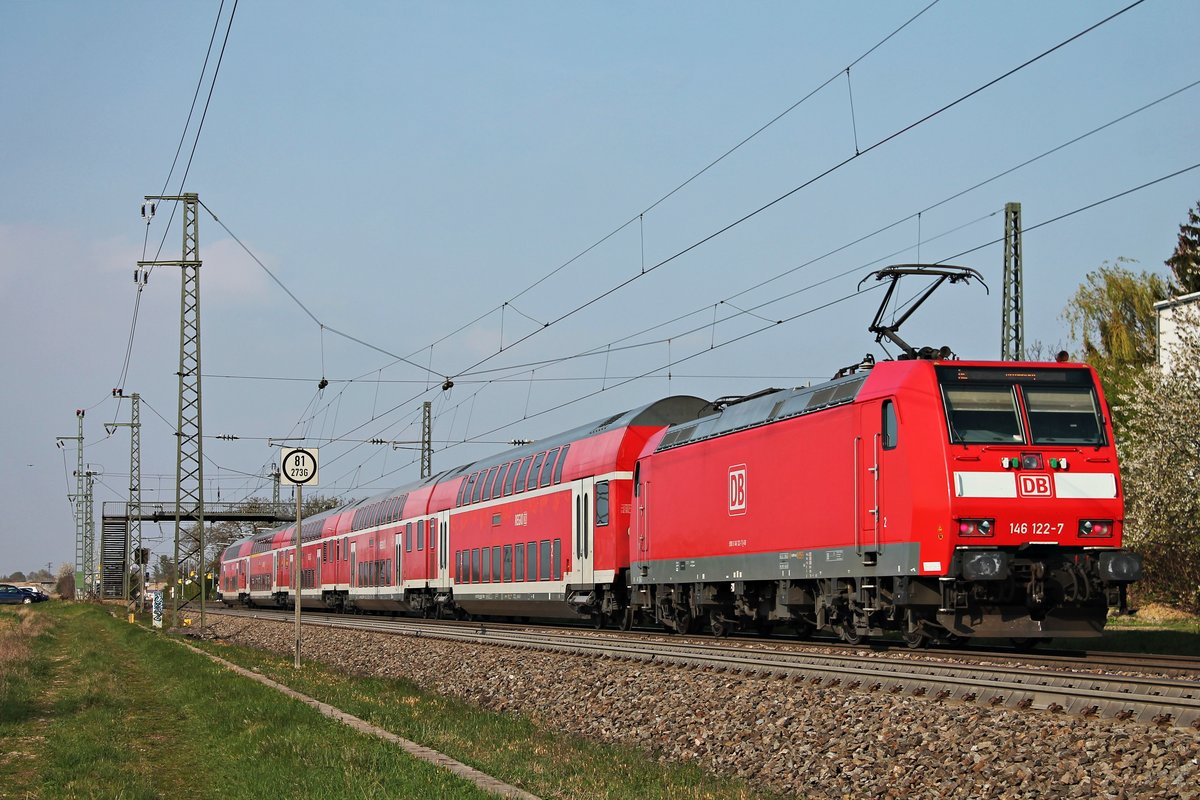 Nachschuss auf die Dortmunder 146 122-7, welche an das BW Freiburg (Breisgau) ausgeliehen war, als diese am Nachmittag des 11.04.2019 mit ihrem RE (Basel Bad Bf - Offenburg) in den Haltepunkt von Auggen einfuhr.
