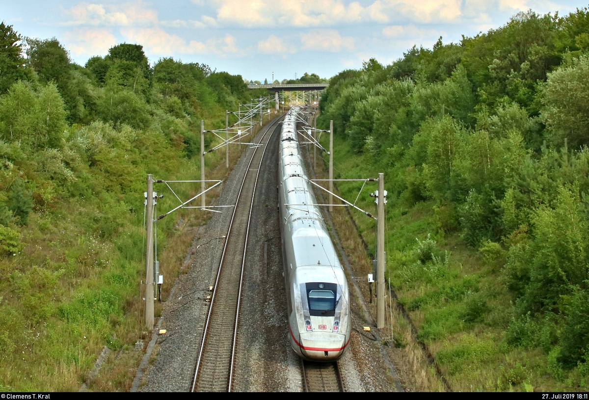 Nachschuss auf einen 412 als verspäteter ICE 1209 (Linie 42) von Dortmund Hbf nach München Hbf, der bei Markgröningen bzw. Schwieberdingen auf der Schnellfahrstrecke Mannheim–Stuttgart (KBS 770) fährt.
Aufgenommen von einer Brücke.
[27.7.2019 | 18:11 Uhr]