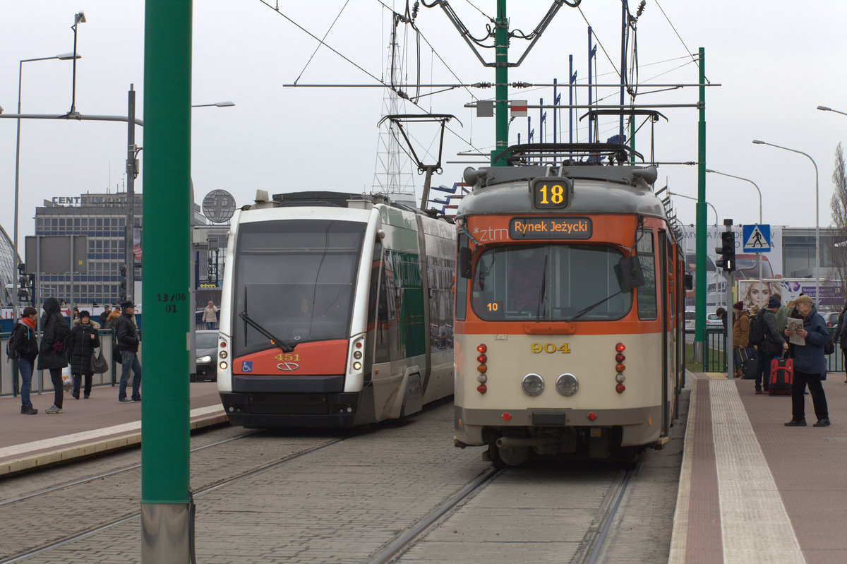 Nachschuß auf einen Straßenbahnzug der Linie 18 in Poznan, links fährt ein moderner Solaris in Bild. 25.03.2016 13:10 Uhr.