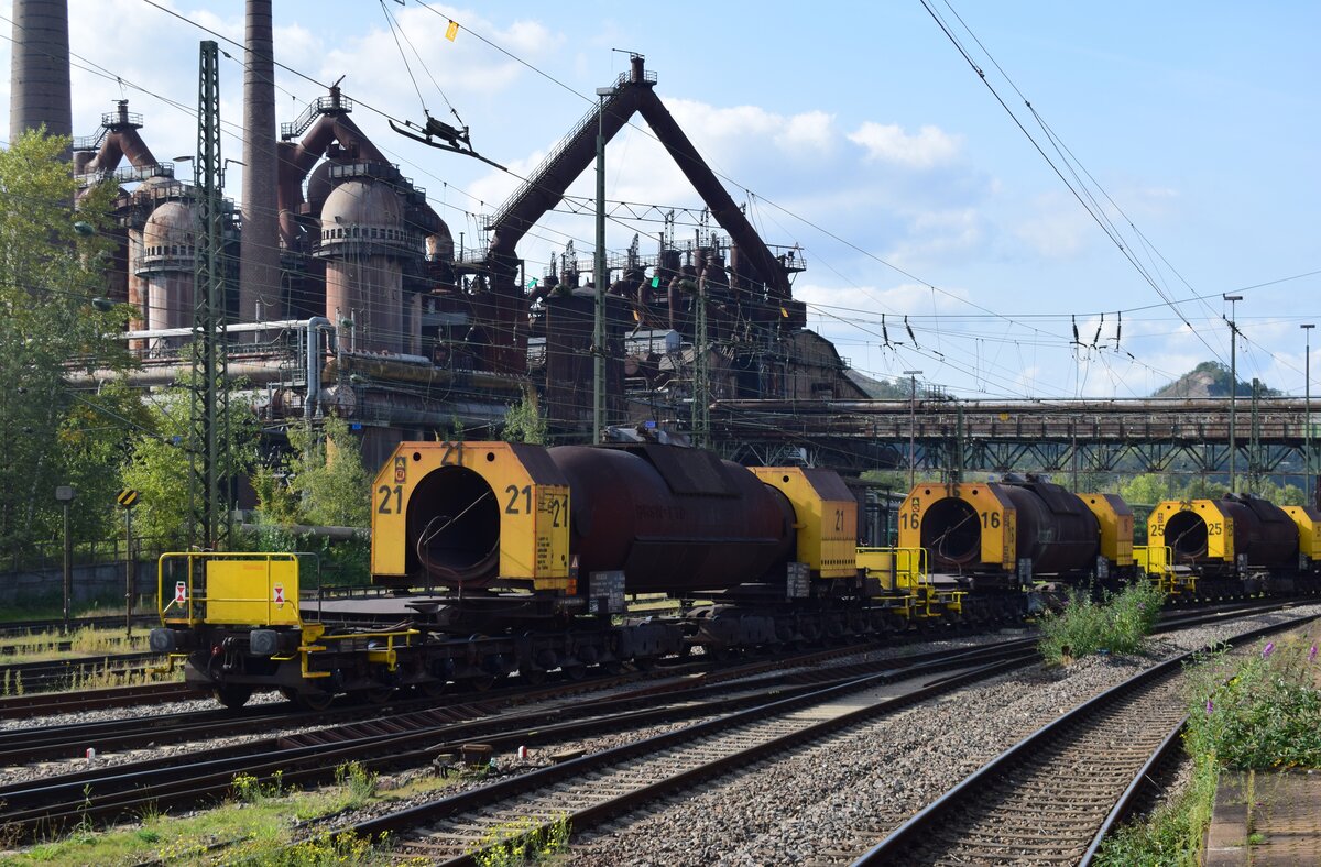 Nachschuss auf einen Torpedowagen für Flüssigstahl. Die Wagen pendeln zwischen Völklingen und der Dillinger Hütte. Ein Zug besteht meist aus 4-5 Torpedowagen welche jeweils 16 Achsen aufweisen.

Völklingen 30.09.2023