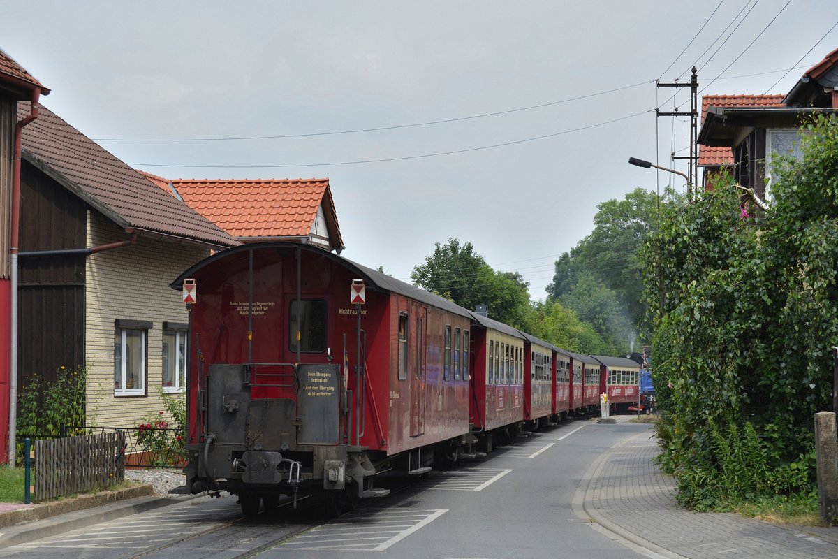 Nachschuss auf einen Zug der Harzer Schmalspurbahn auf den Weg nach Wernigerode an der sehr bekannten Kirchstraße. Hier führt die Bahn ein paar Meter wie die Straßenbahn über die Straße. Solche besonderen Streckenteile gibt es ansonsten nur bei der Molli und in Olef. Dort fahren die Züge über den Dorfplatz.

Wernigerode 21.07.2016