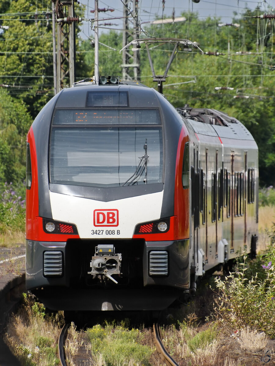 Nachschuss auf den Elektrotriebzug 3427 008, welcher hier Ende Juni 2024 den Hauptbahnhof in Wanne-Eickel verlässt.