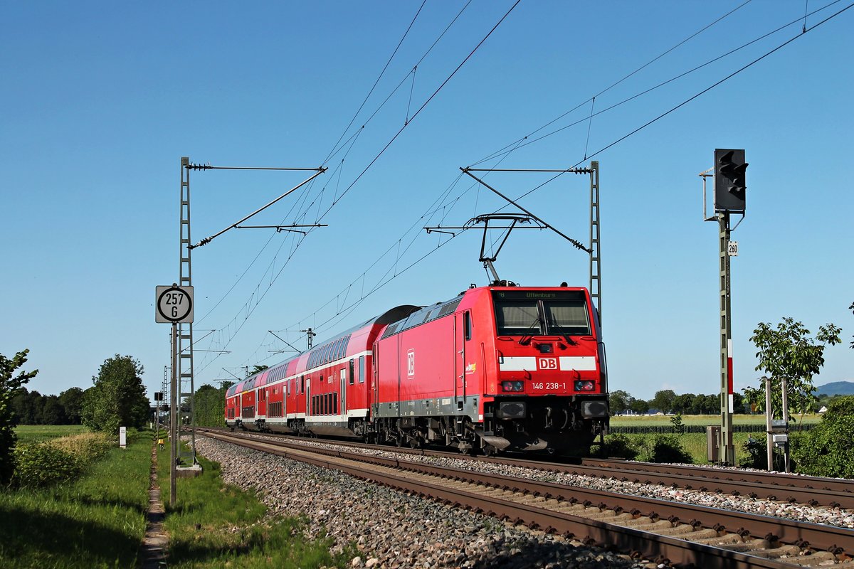 Nachschuss auf die Freiburger 146 238-1, als diese am Nachmittag des 13.06.2019 ihre RB (Basel Bad Bf - Offenburg) über die KBS 703 durchs Rheintal in Richtung Buggingen schob, wo sie ihren nächsten Zwischenhalt einlegen wird.