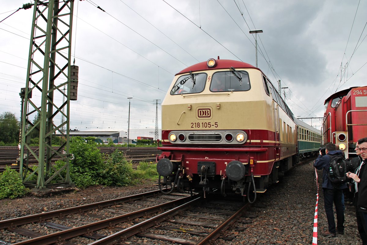 Nachschuss auf NeSa 218 105-5, welche am 18.06.2016 während dem Sommerfest den Pendelzug (Koblenz Lützel - Koblenz Hbf - Koblenz Lützel) zusammen mit der 140 423-5 an der Zugspitze vom Museumsgelände in den Rangierbahnhof, um weniger später in RIchtung Hauptbahnhof zu fahren.