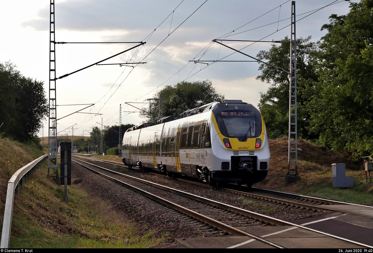 Nachschuss auf den neuen 8442 115 (Bombardier Talent 2) der Abellio Rail Baden-Württemberg GmbH, der in Zscherben, Angersdorfer Straße, auf der Bahnstrecke Halle–Hann. Münden (KBS 590) Richtung Teutschenthal fährt.
Wahrscheinlich wurde er vom Werksgelände in Hennigsdorf in seine künftige Heimat überführt, wo er bereits sehnlichst erwartet wird.
Aufgenommen im Gegenlicht.
[26.6.2020 | 19:40 Uhr]