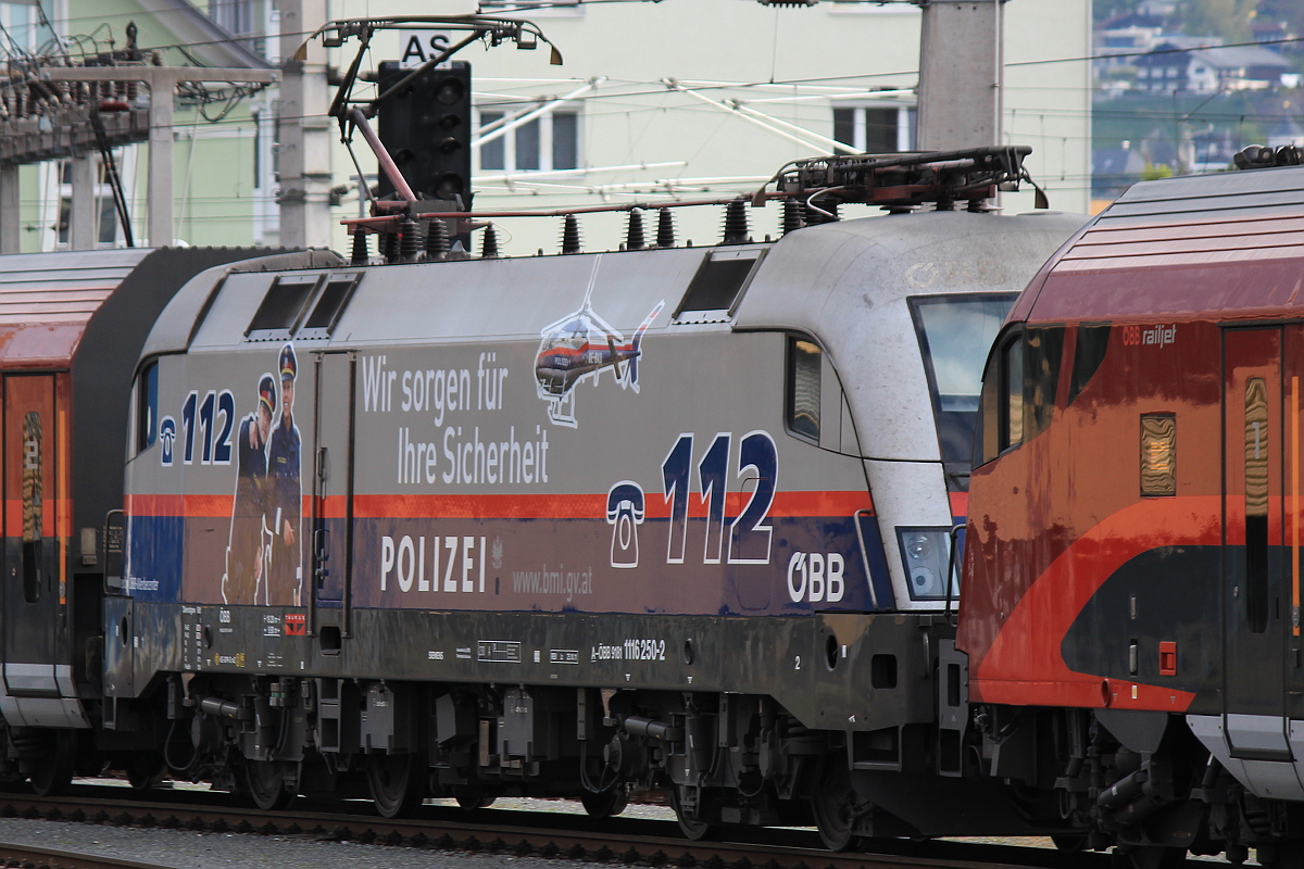 Nachschuss auf die ÖBB 1116 250-2  Polizei  in der Zug Mitte des RJX 765 nach Flughafen Wien hier bei der Ausfahrt aus Innsbruck Hbf. Aufgenommen am 20.04.2014