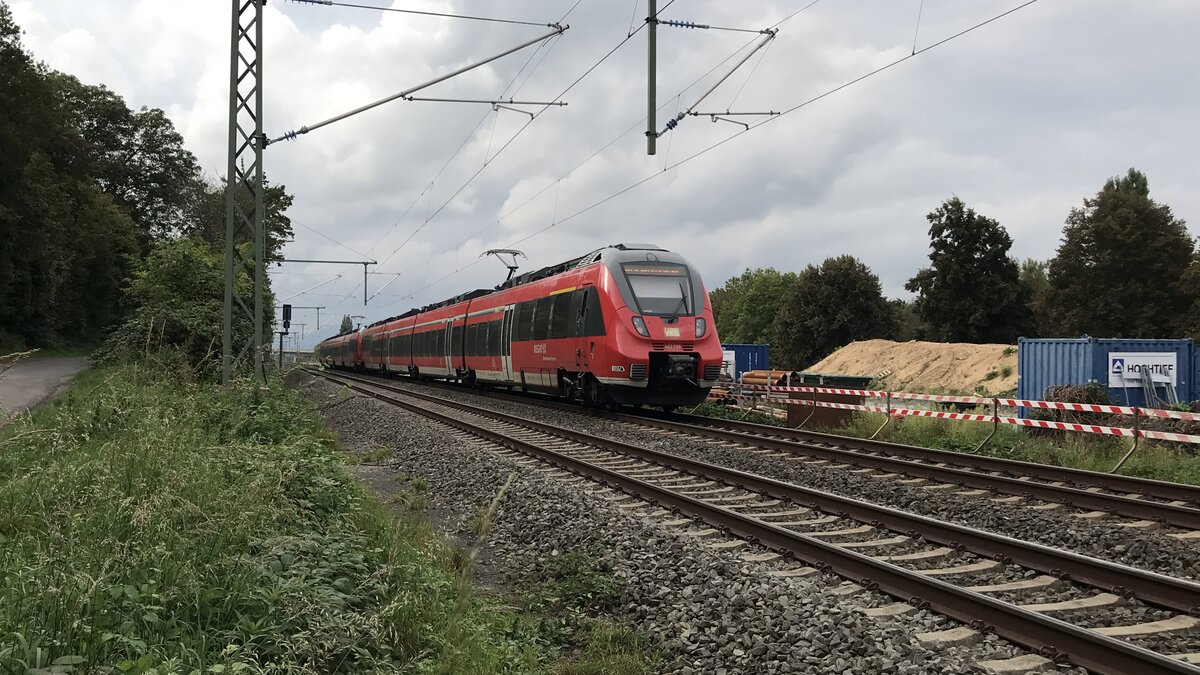 Nachschuss auf RB 41/40 nach Frankfurt Hbf an der Film- und Fotostelle Bad Vilbel Süd. 27.09.2021 | 15:58 Uhr