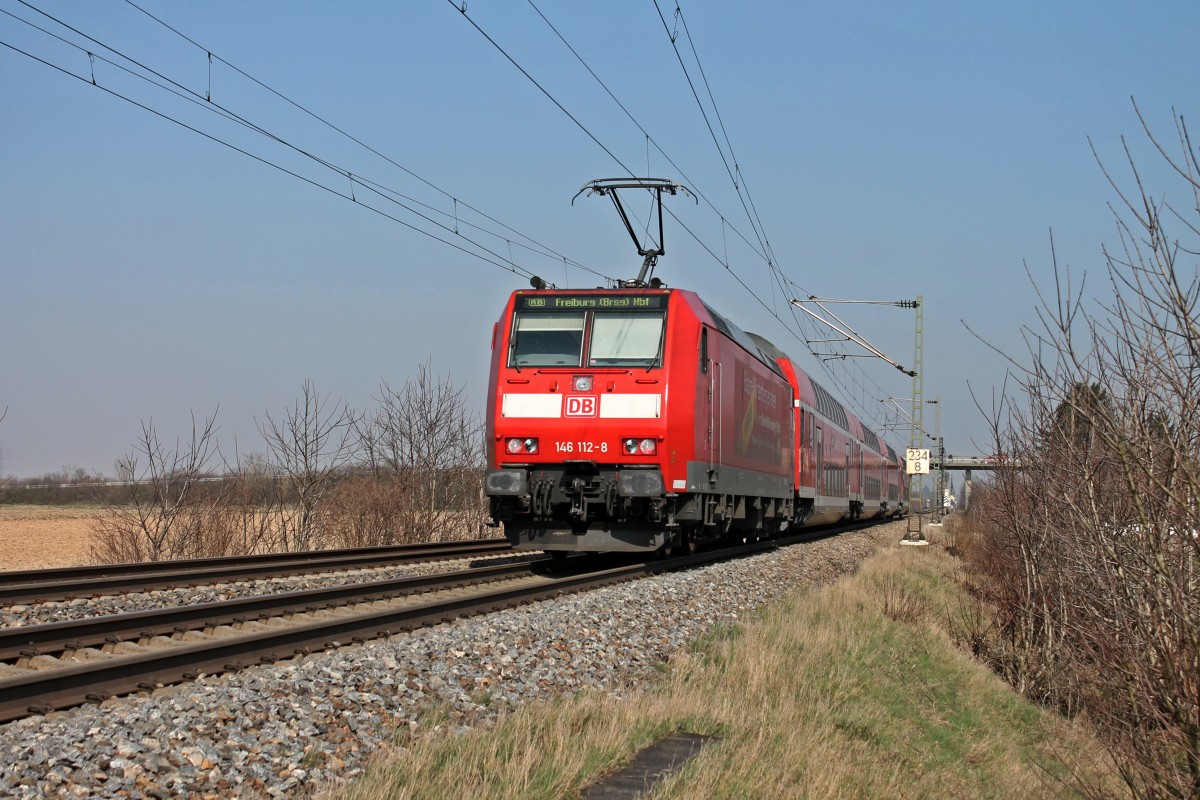 Nachschuss auf die schiebende 146 112-8  Baden-Württemberg erfahren  am 08.03.2014 mit einem RE aus Basel Bad Bf nach Offenburg beim Müllheimer Ortsteil Hügelheim.