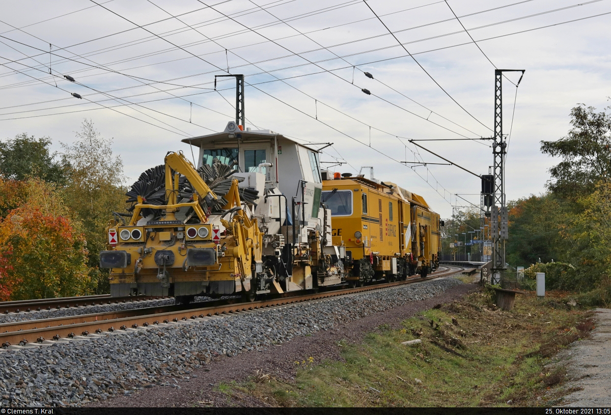 Nachschuss auf eine Schotterplanier- und Profilierungsmaschine Plasser & Theurer SSP 110 SW (99 80 9425 024-3 D-ERD), die mit Universalstopfmaschine Plasser & Theurer Unimat 09-4x4/4S (99 80 9121 010-9 D-ERD) den Hp Magdeburg Herrenkrug Richtung Biederitz durchfährt.

🧰 Eiffage Infra-Rail GmbH
🚩 Bahnstrecke Berlin–Magdeburg (KBS 201)
🕓 25.10.2021 | 13:05 Uhr