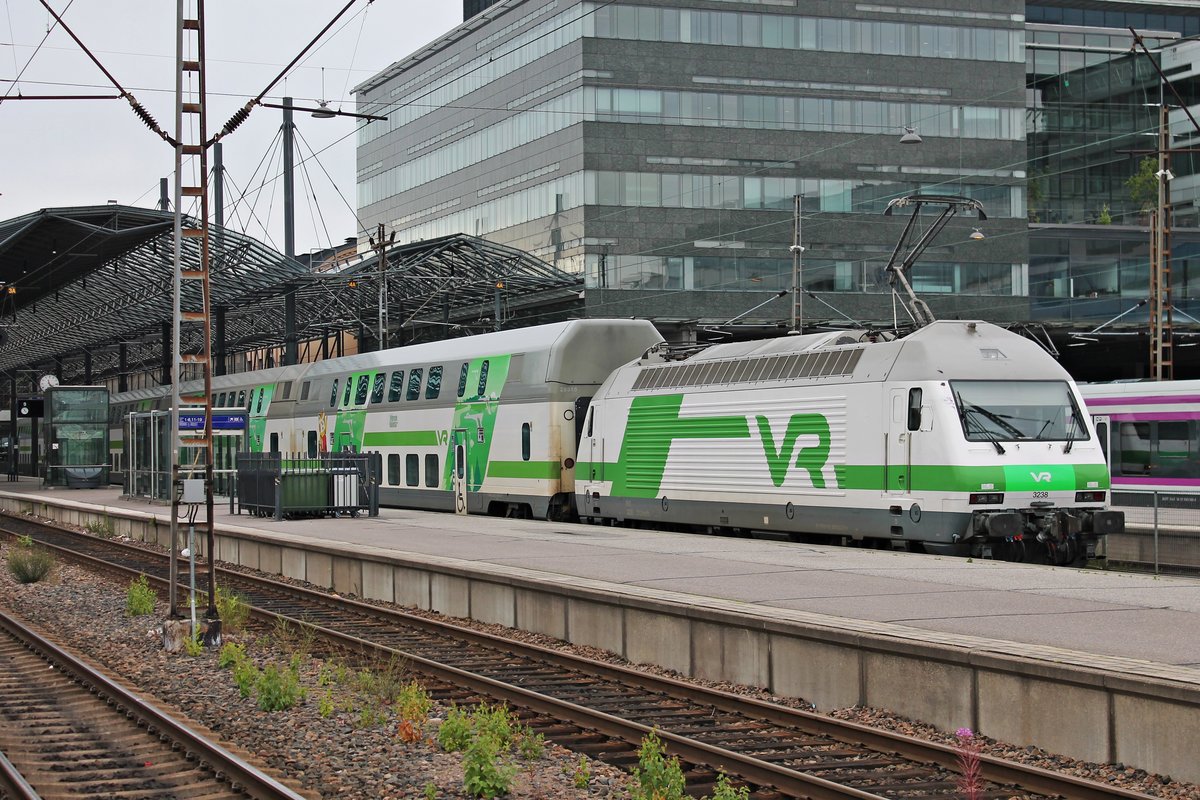 Nachschuss auf Sr2 3238, als diese am Morgen des 08.07.2019 ihren InterCity auf Gleis 10 vom Hauptbahnhof von Helsinki schob.