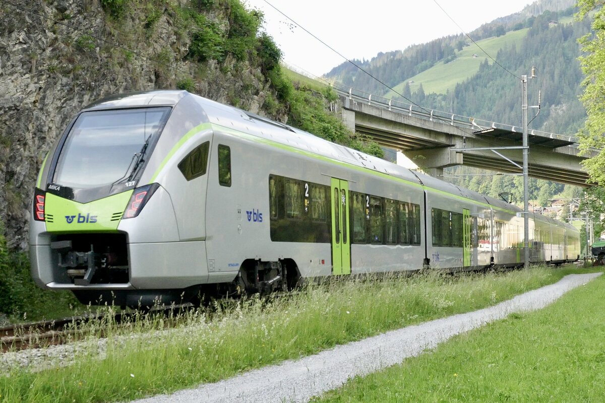 Nachschuss der BLS MIKA RABe 528 127 am 16.6.23 kurz nach Zweisimmen.