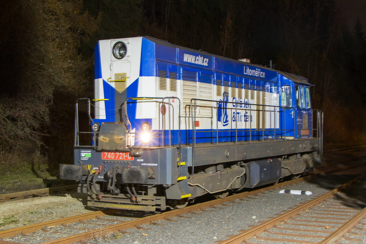 Nachtaufnahme von 740 721-6 in Kraslice, aufgenommen am 31. Oktober 2018. 