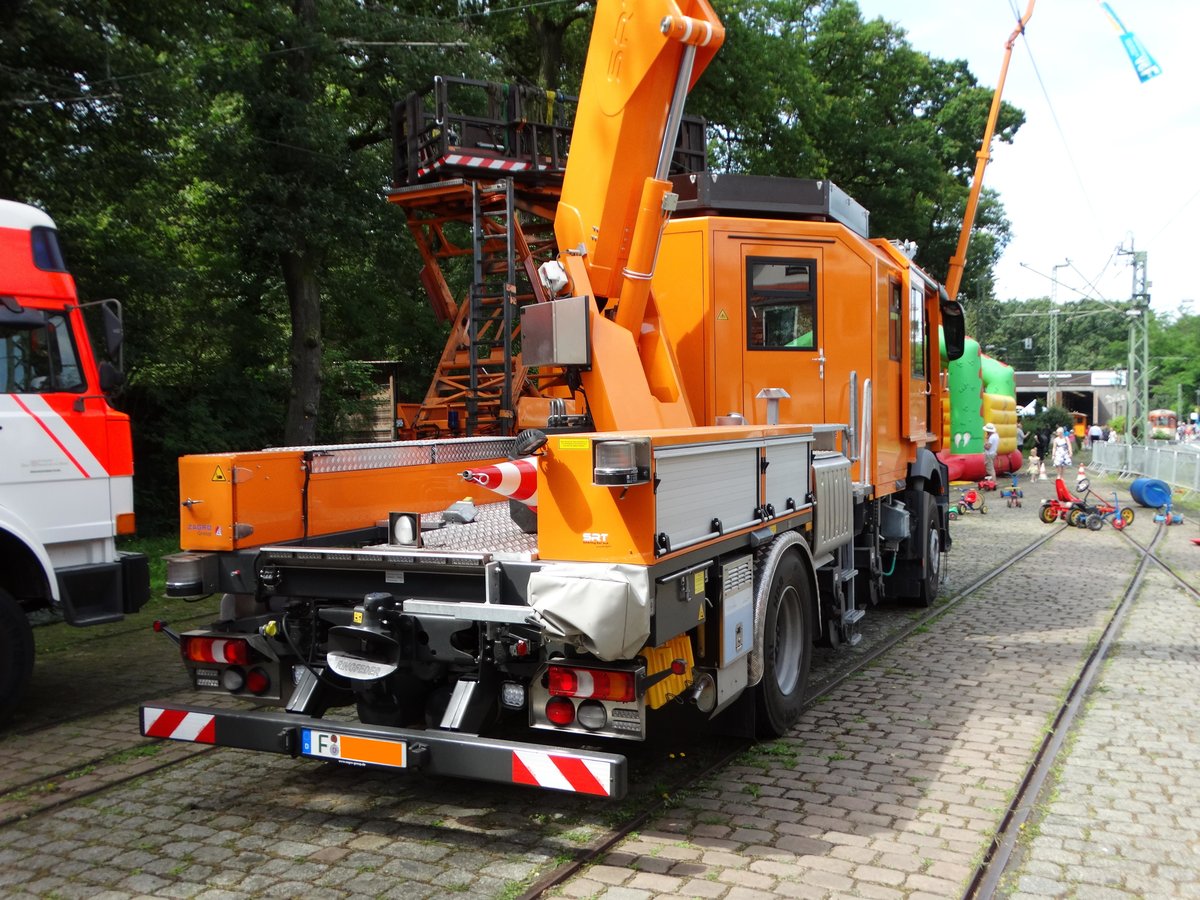 Nagelenuer VGF Mercedes Benz Arocs Oberleitungswagen mit ZAGRO Zweiwege Einheit von hinten am 10.07.16 beim Sommerfest im Straßenbahn Museum Frankfurt am Main