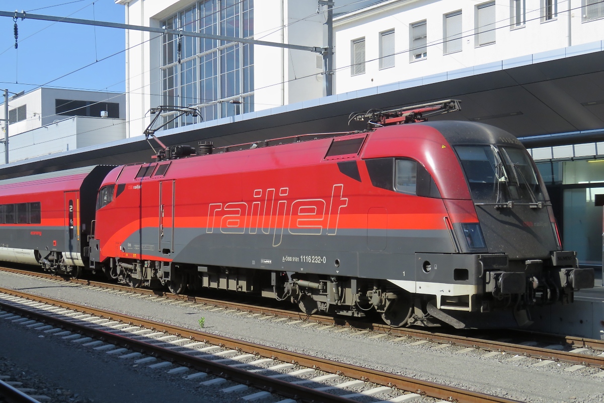 Nahaufnahme der Railjet-Lok 1116 232 im Hauptbahnhof Graz auf Gleis 1, 30.6.19 
