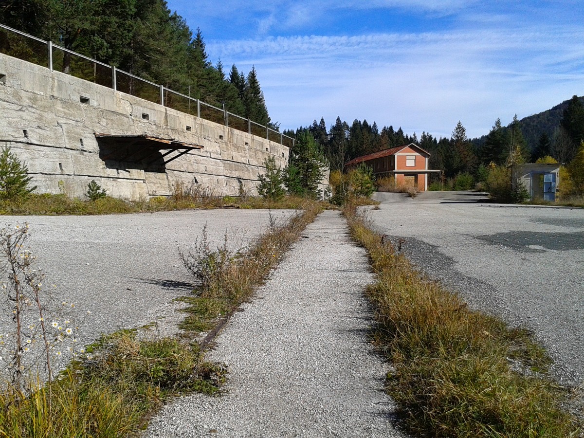 Nahe des Bahnhofsgebäude findet man im Gras noch ein letztes Gleis des einstigen Grenzbahnhofs Tarvisio Centrale. Aufgenommen am 25.10.2015