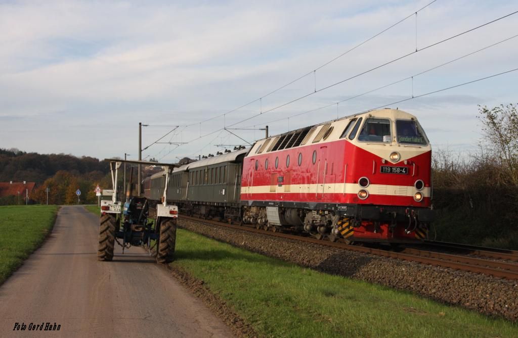 Nahe Ibbenbüren - Laggenbeck fährt am 9.11.2014 um 09.27 Uhr das  U-Boot  119158 mit dem DPE 74723 Osnabrück entgegen.