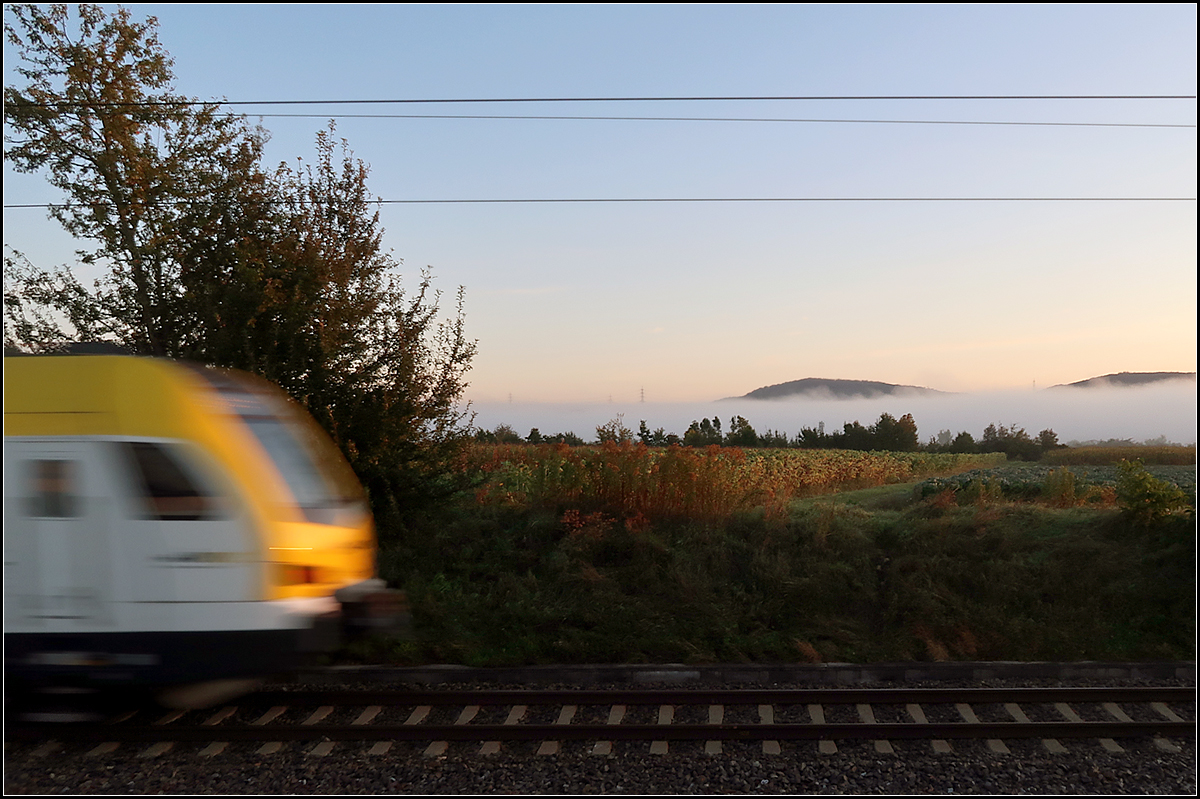 Nebel liegt über dem Remstal -

Ein Flirt 3-Zug hat auf der Fahrt in Richtung Stuttgart bei Weinstadt-Endersbach.

24.09.2019 (M)

