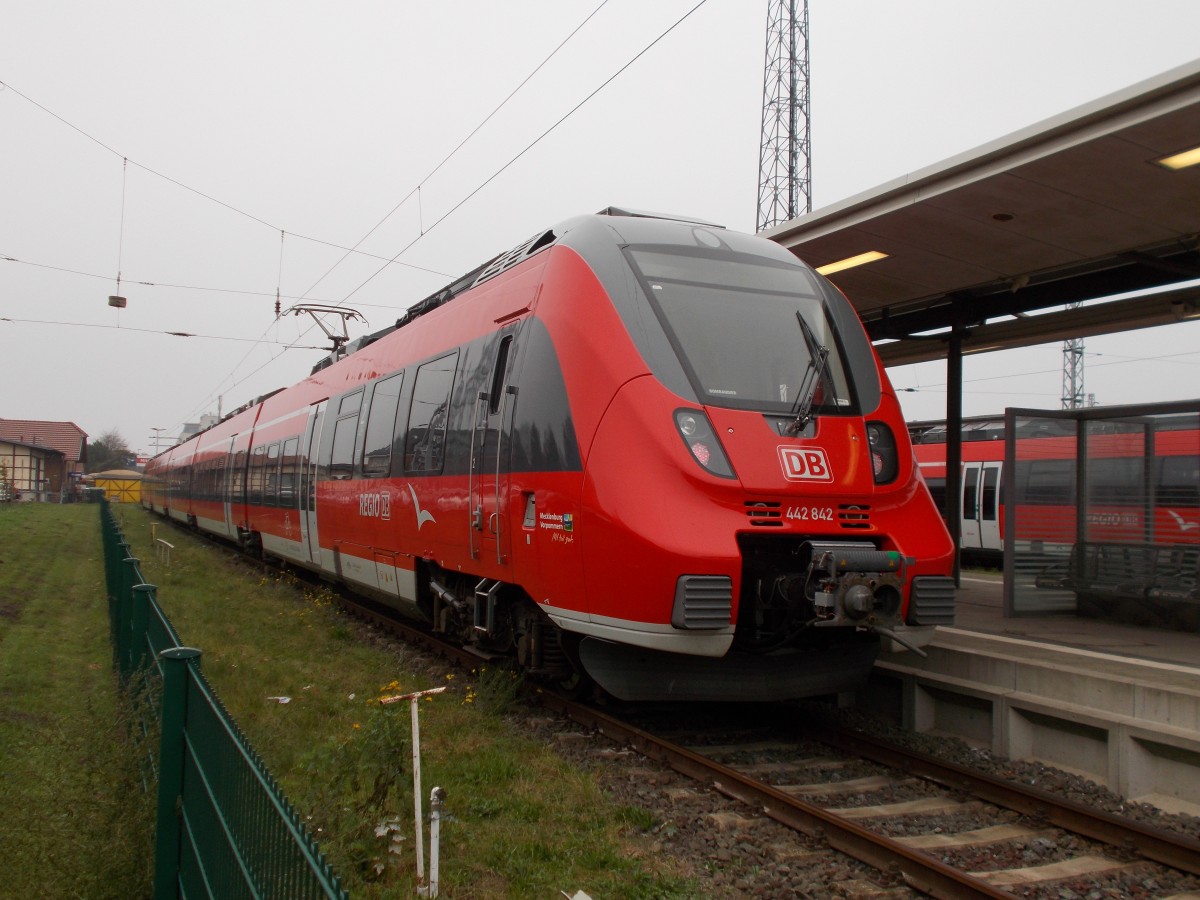 Neben dem Bahnhofsparkplatz in Warnemünde parkte,am 29.Oktober 2014,der 442 842.