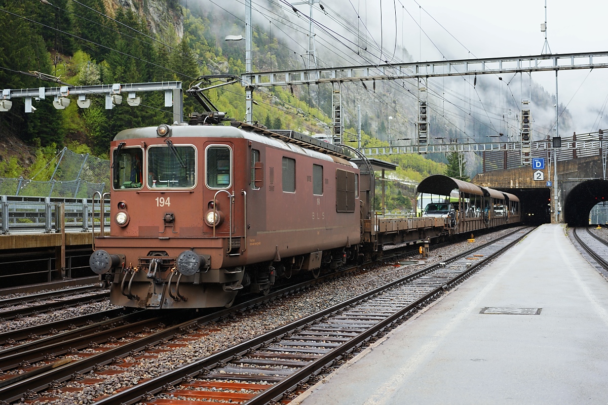 Neben der Re 425 192 war auch die Re 425 194 am 07.05.2024 vor den Autozügen durch den Lötschbergtunnel eingesetzt, hier beginnt sie soeben ihre Fahrt im Bahnhof Goppenstein