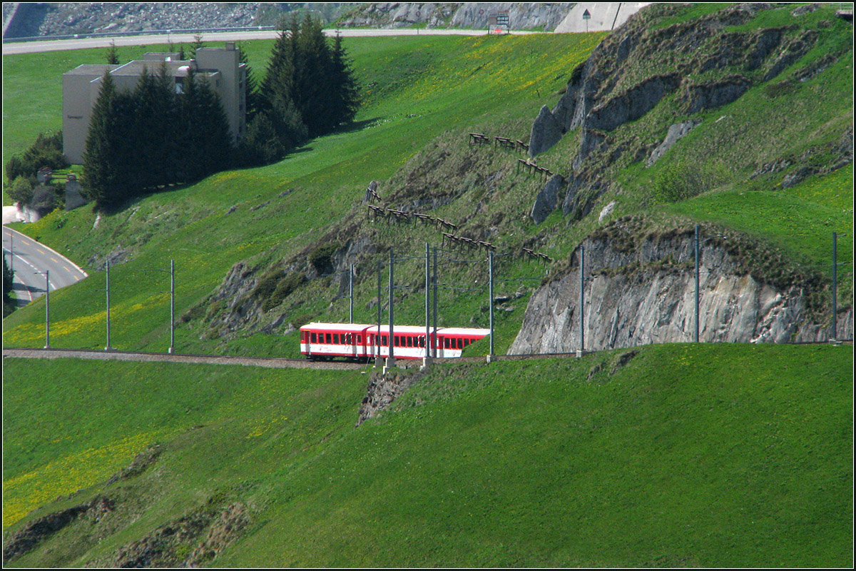 Nein, der Zug kommt nicht aus dem Berg -

... auch wenn man meinen könnte. Ein Regionalzug mit Steuerwagen voraus auf einer s-förmigen Streckenführung kurz vor Andermatt.

Qualitativ kam hier die Canon Canon PowerShot S5 IS von Jonas an ihre Grenzen, drum habe ich in der Breite den Schnitt nicht verändert.

23.05.2008 (J)