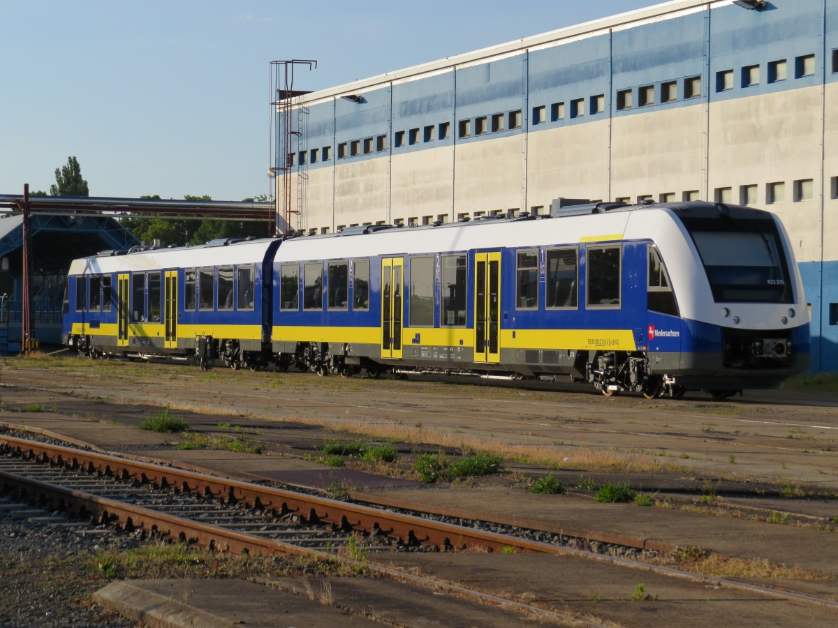 Neue FAhrzeuge für das Land Niedersachsen am 06.06.2014 in Halberstadt. Durch ein offenes Tor fotographiert