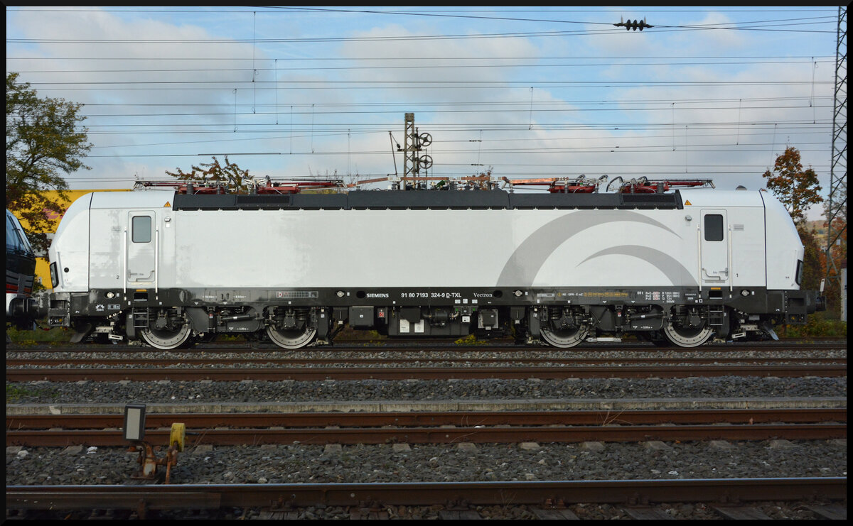 Neue Vectron: TXL 7193 324-9 am 26.10.2024 in Würzburg-Zell.