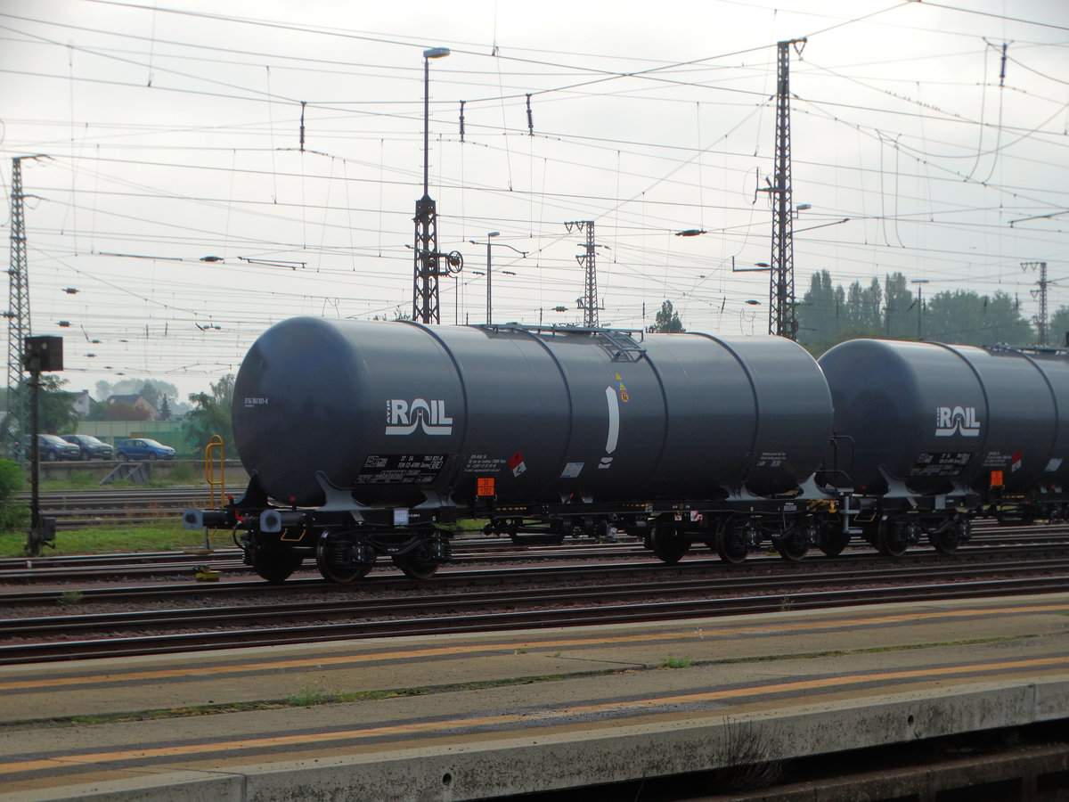 Neuer ATIR Rail Kesselwagen aus Frankreich am 04.10.16 in Hanau Hbf vom Bahnsteig aus fotografiert